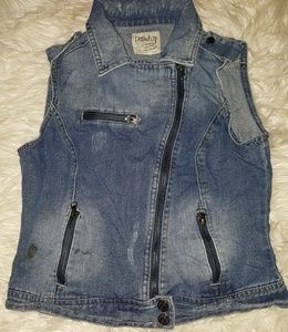 💜 4/ $20 Dolled up distressed vest. Medium